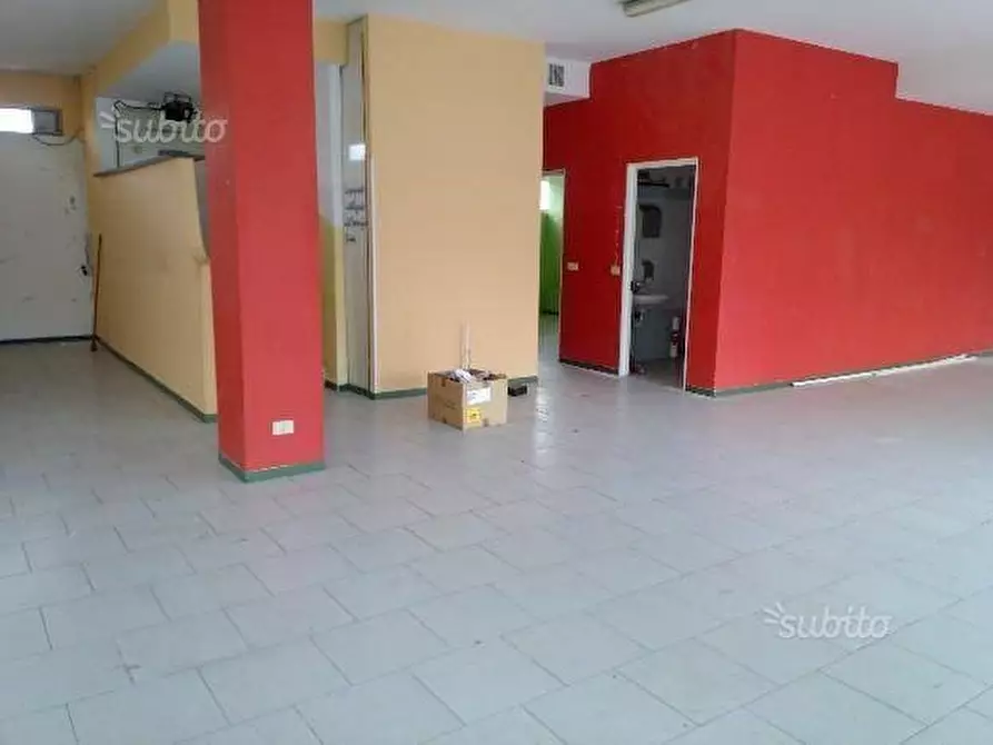 Immagine 2 di Negozio in vendita  a Massa