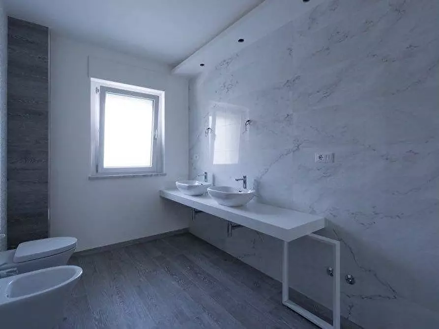 Immagine 8 di Mansarda in vendita  a Massa