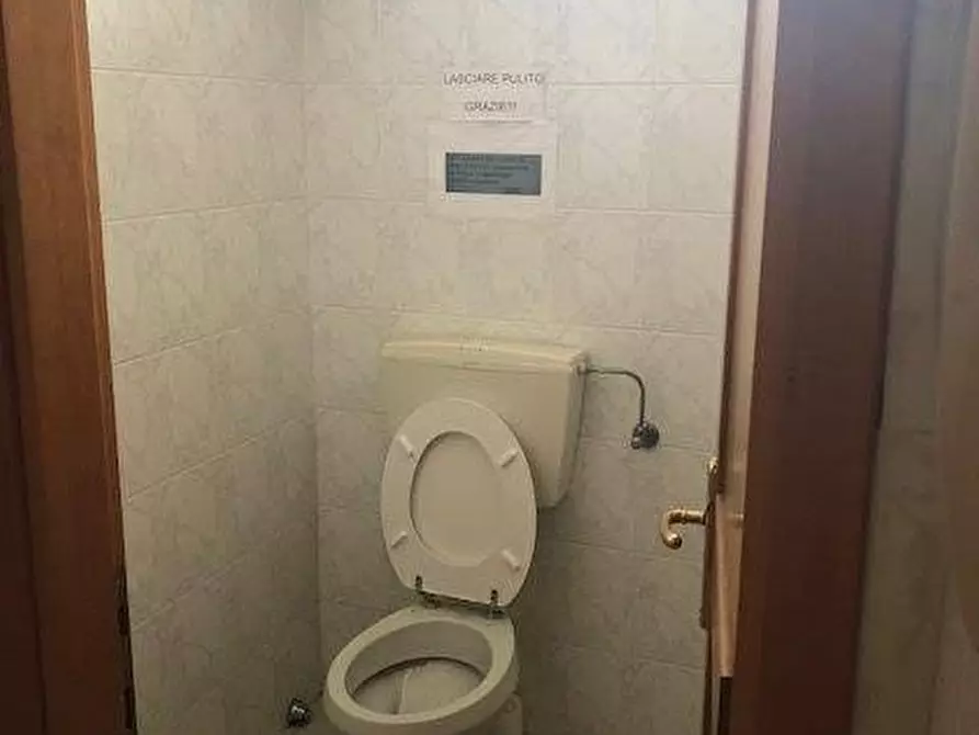 Immagine 4 di Negozio in affitto  a Massa