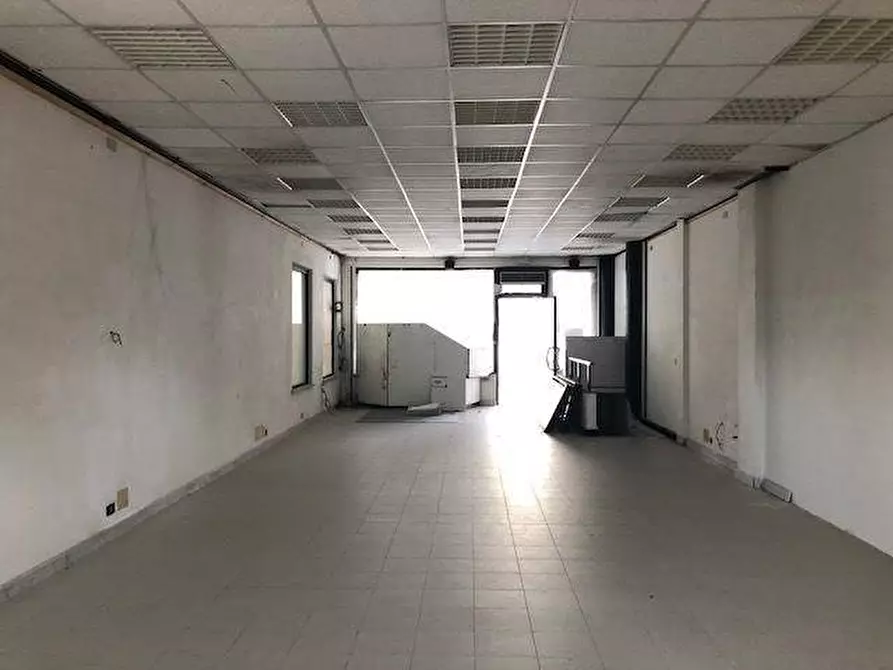 Immagine 2 di Negozio in affitto  a Massa