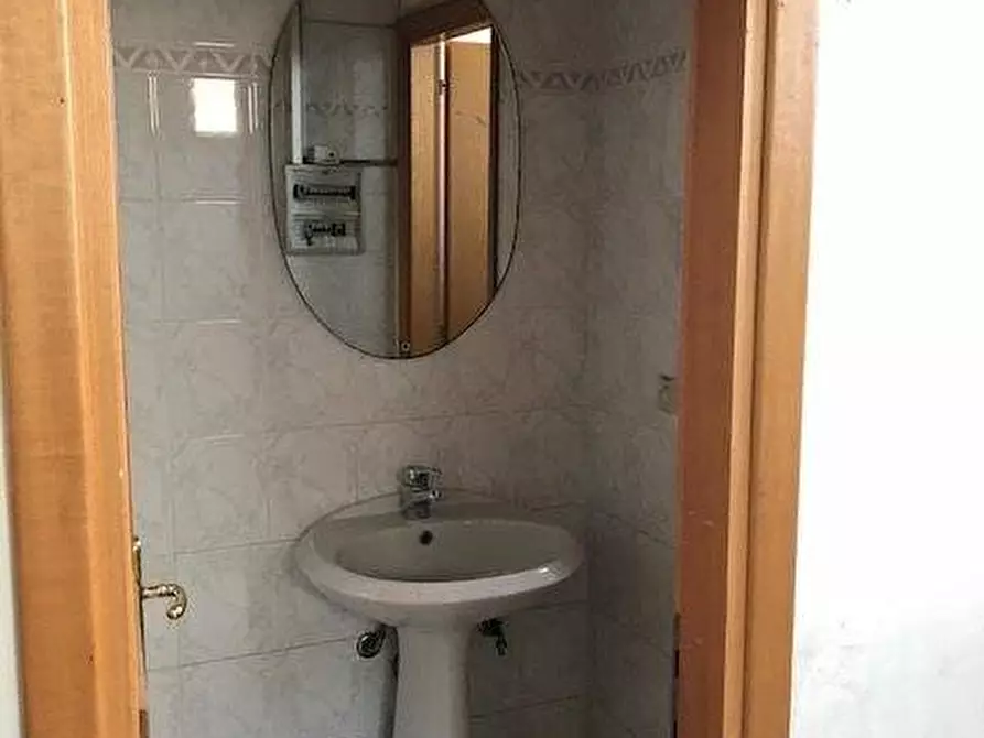 Immagine 3 di Negozio in affitto  a Massa