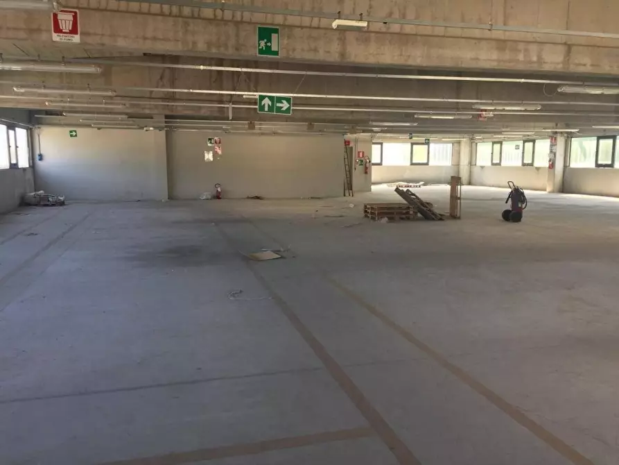 Immagine 4 di Capannone industriale in vendita  a Massa