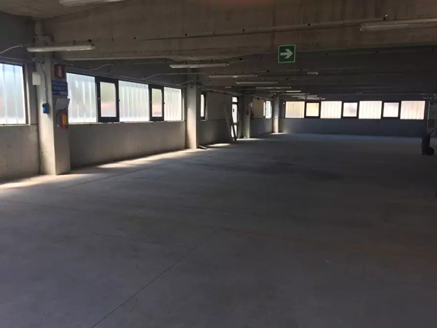 Immagine 2 di Capannone industriale in vendita  a Massa