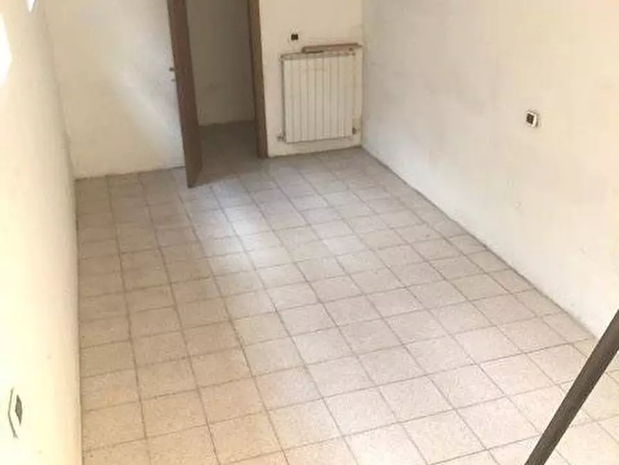 Immagine 2 di Negozio in affitto  a Massa