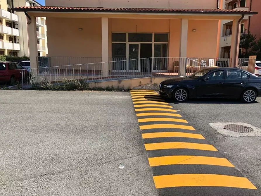 Immagine 15 di Negozio in vendita  a Aulla