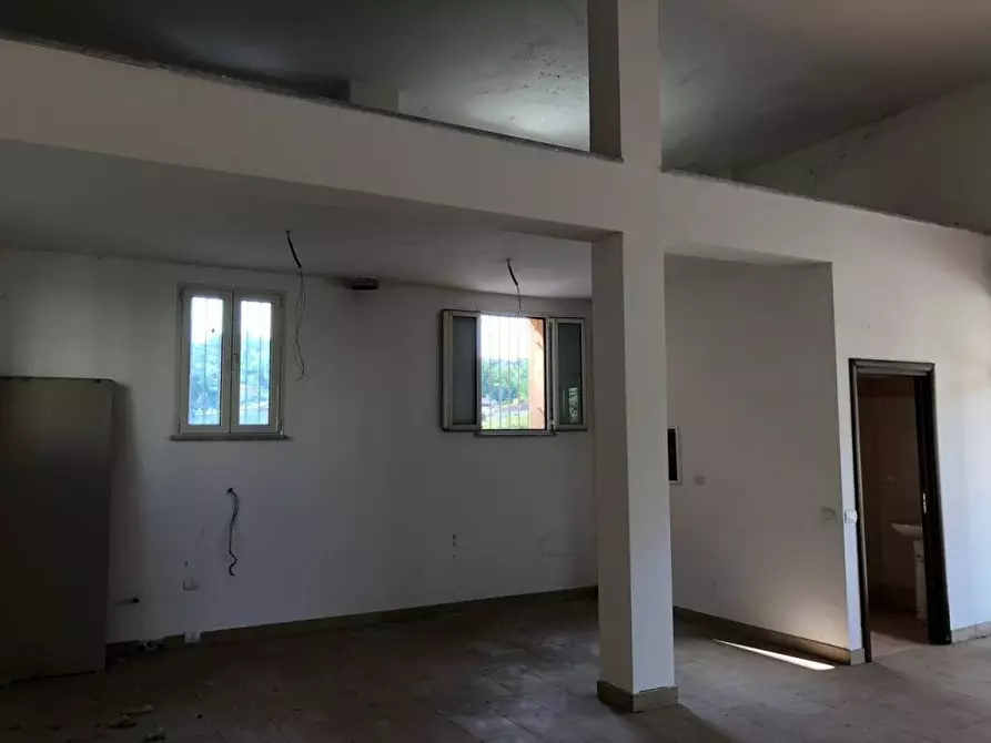 Immagine 2 di Negozio in vendita  a Aulla