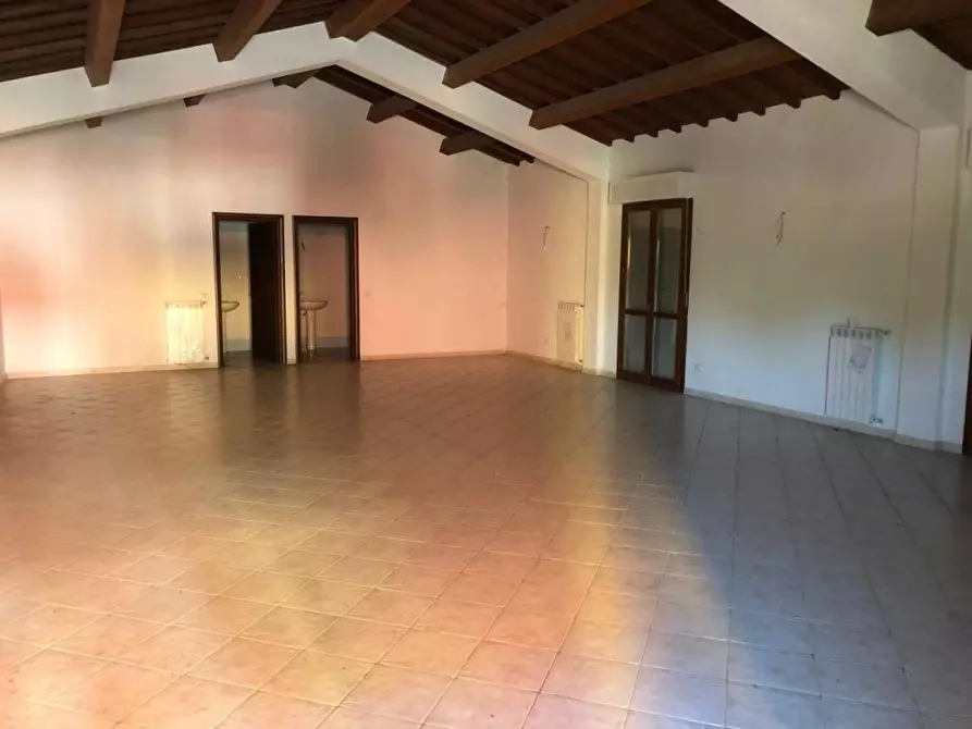 Immagine 16 di Negozio in vendita  a Aulla