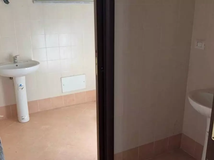 Immagine 8 di Negozio in vendita  a Aulla