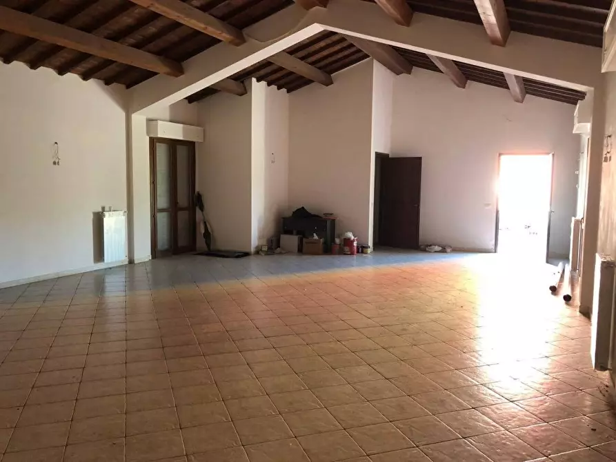 Immagine 17 di Negozio in vendita  a Aulla