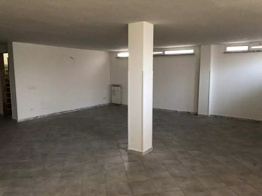 Immagine 11 di Negozio in vendita  a Aulla