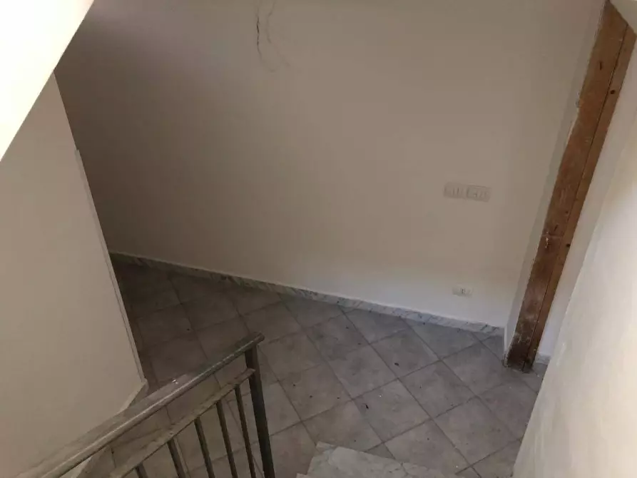 Immagine 6 di Negozio in vendita  a Aulla