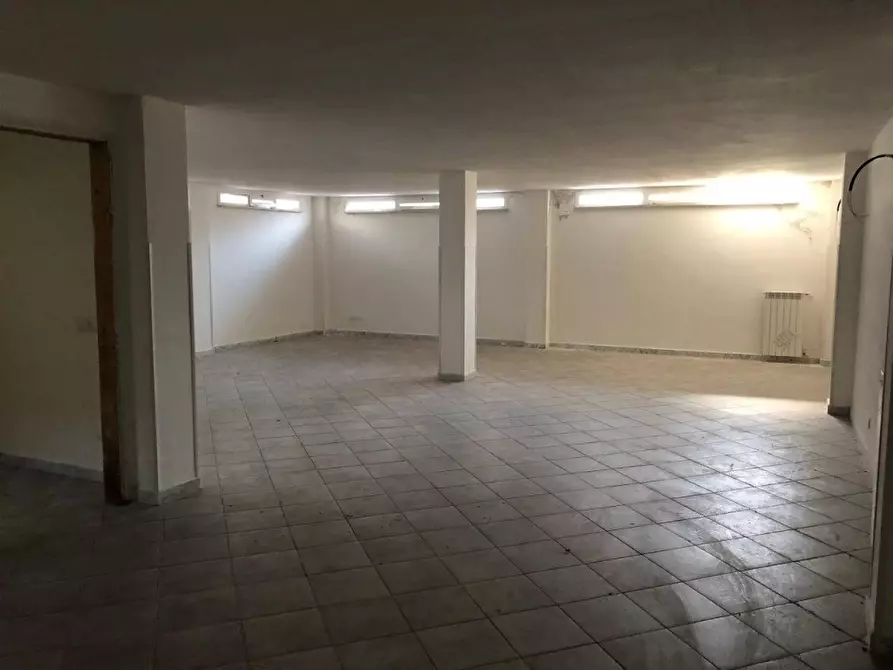 Immagine 10 di Negozio in vendita  a Aulla