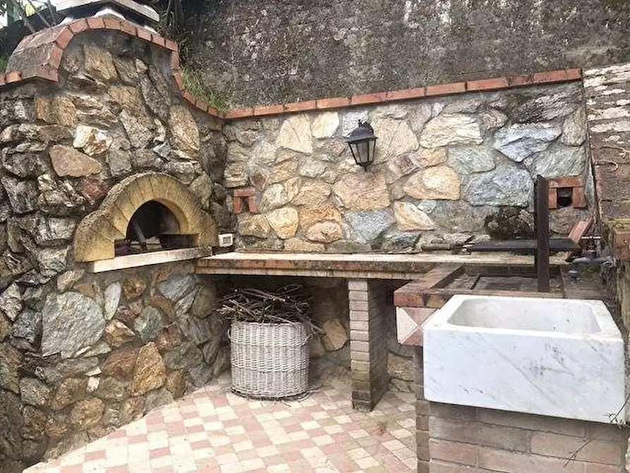 Immagine 6 di Villa in vendita  a Massa