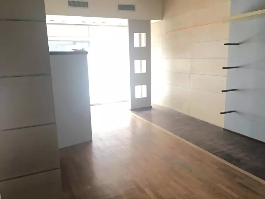 Immagine 3 di Negozio in affitto  a Massa