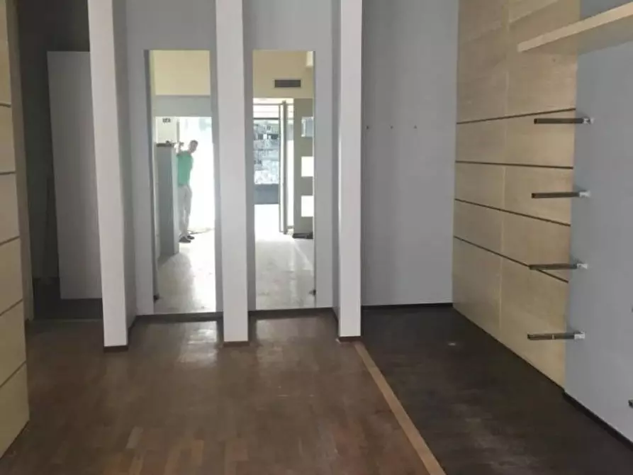 Immagine 2 di Negozio in affitto  a Massa