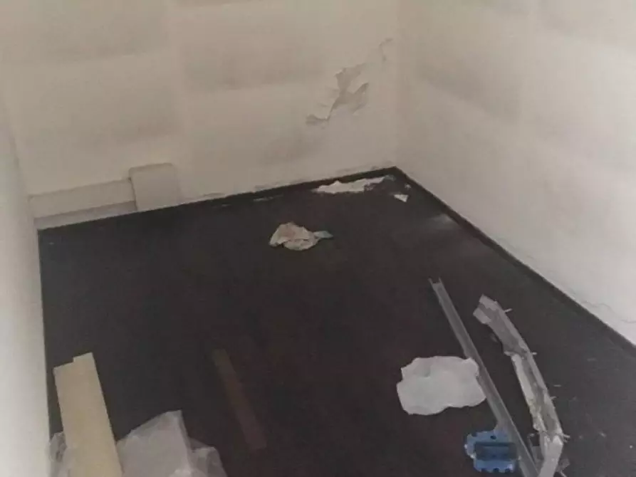 Immagine 5 di Negozio in affitto  a Massa