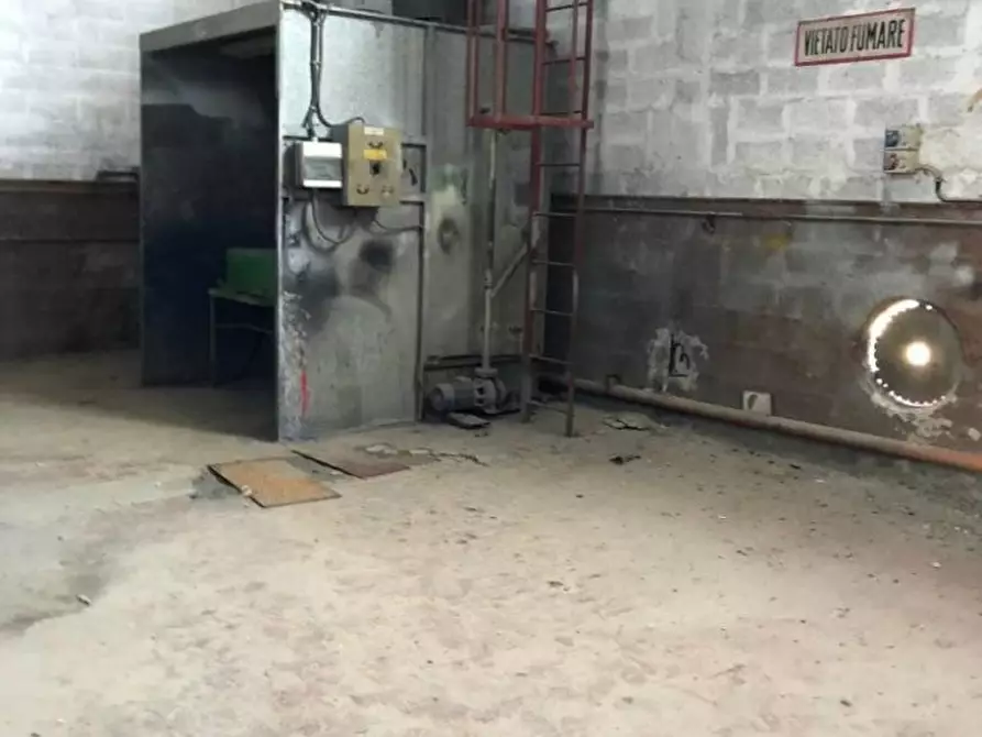Immagine 5 di Capannone industriale in vendita  a Massa