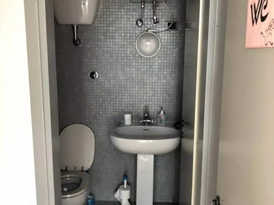 Immagine 5 di Ufficio in vendita  a Massa