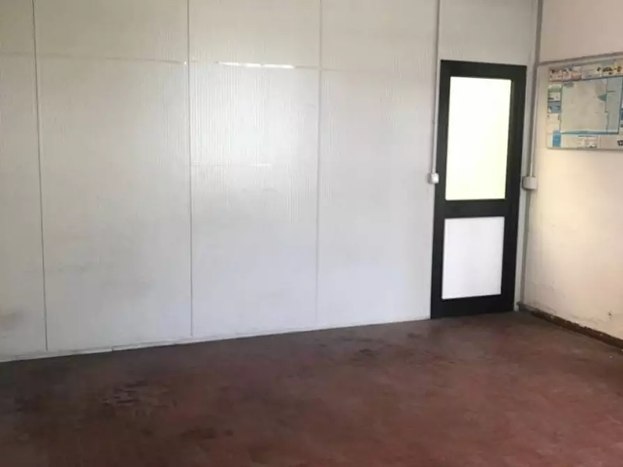 Immagine 13 di Capannone industriale in affitto  a Massa