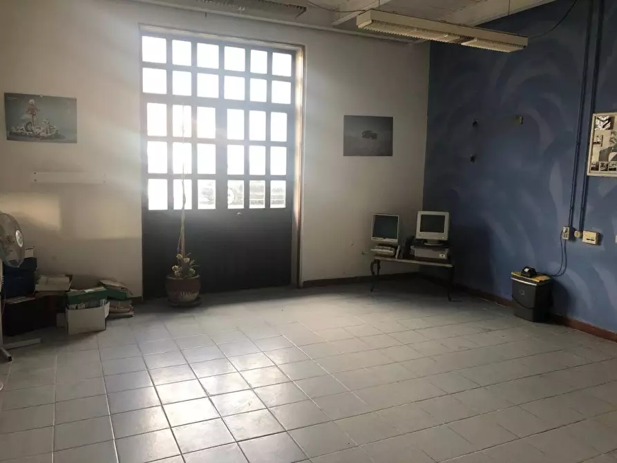 Immagine 15 di Capannone industriale in affitto  a Massa