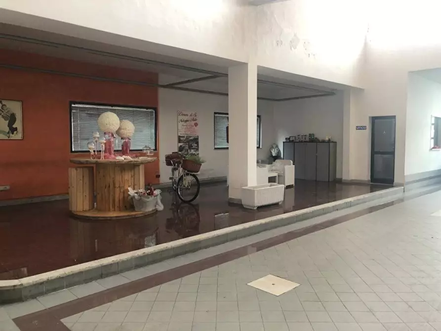 Immagine 2 di Capannone industriale in affitto  a Massa