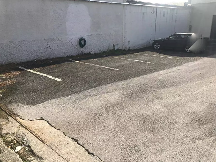 Immagine 10 di Capannone industriale in affitto  a Massa