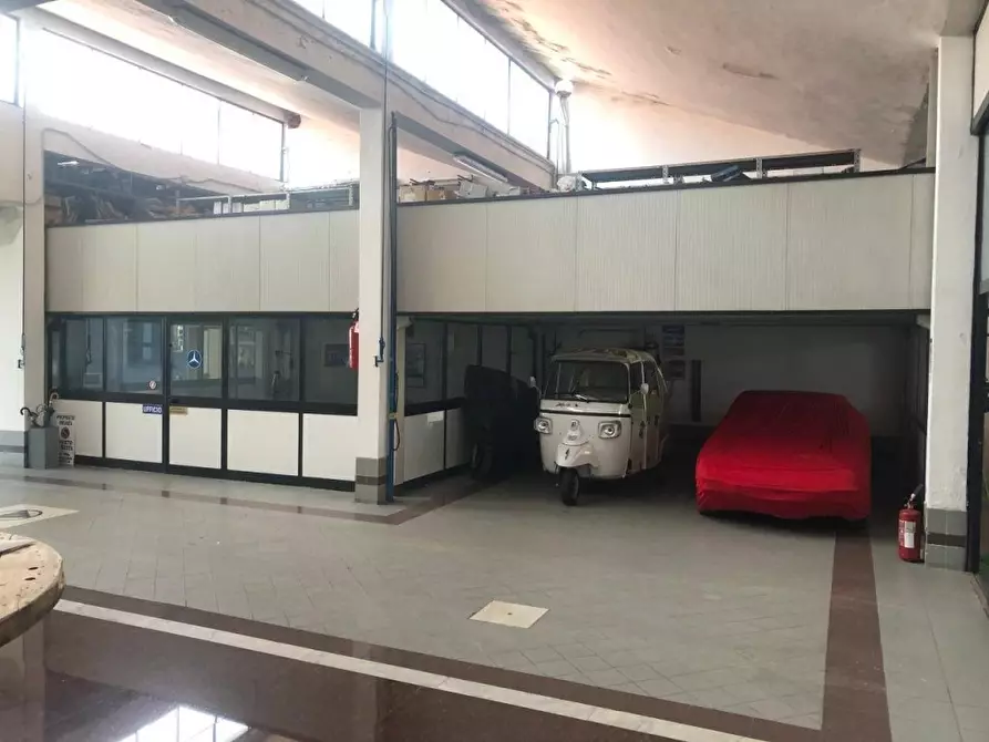 Immagine 3 di Capannone industriale in affitto  a Massa
