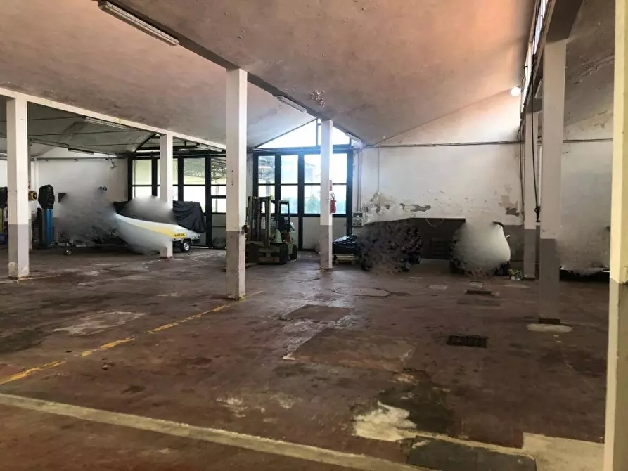 Immagine 17 di Capannone industriale in affitto  a Massa