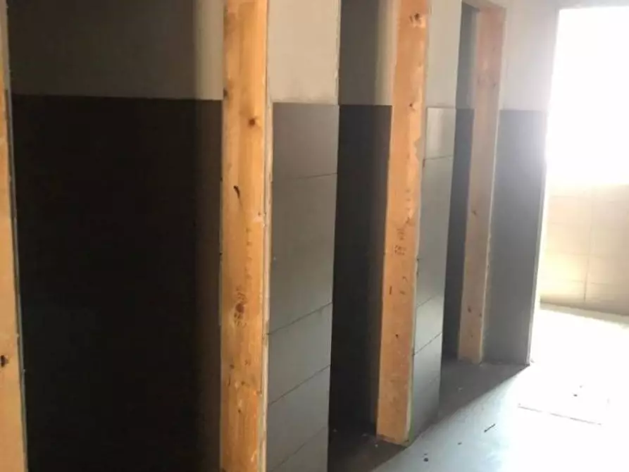 Immagine 12 di Attività artigianale in vendita  a Massa