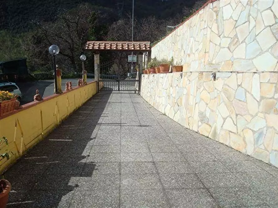 Immagine 2 di Casa indipendente in vendita  a Massa