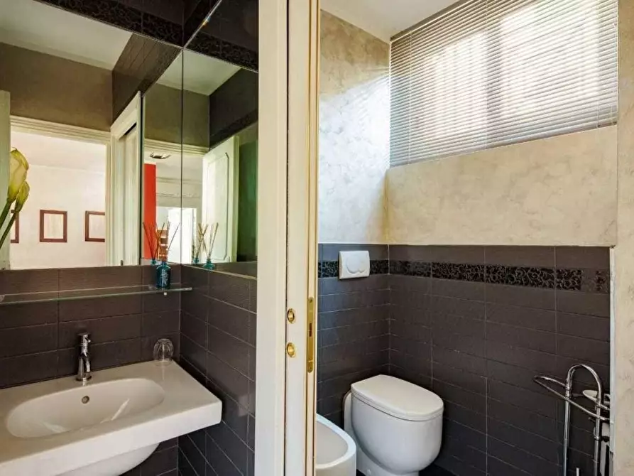 Immagine 5 di Ufficio in vendita  a Massa