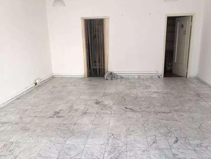 Immagine 2 di Negozio in affitto  a Massa