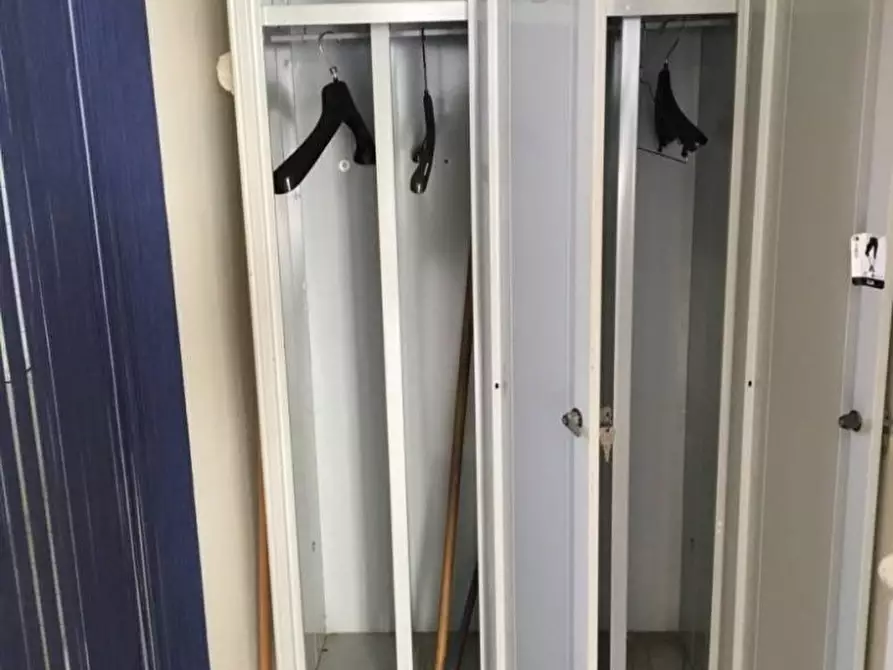 Immagine 4 di Negozio in affitto  a Massa