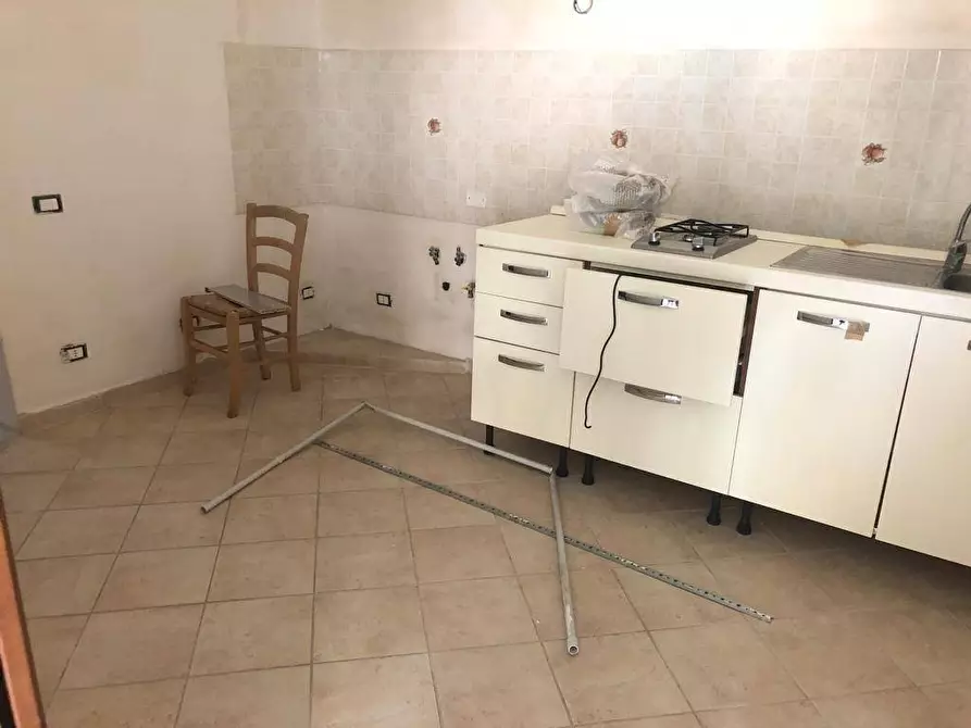 Immagine 2 di Negozio in affitto  a Massa