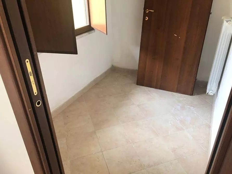 Immagine 4 di Negozio in affitto  a Massa