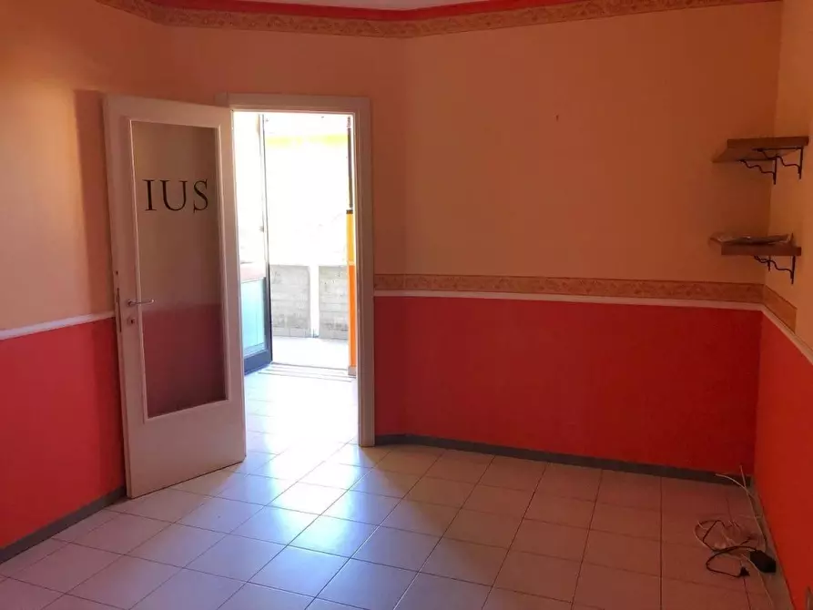 Immagine 6 di Ufficio in vendita  a Massa