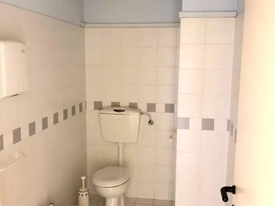 Immagine 8 di Ufficio in vendita  a Massa