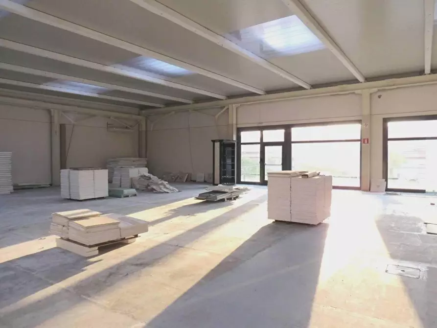 Immagine 3 di Negozio in affitto  a Massa