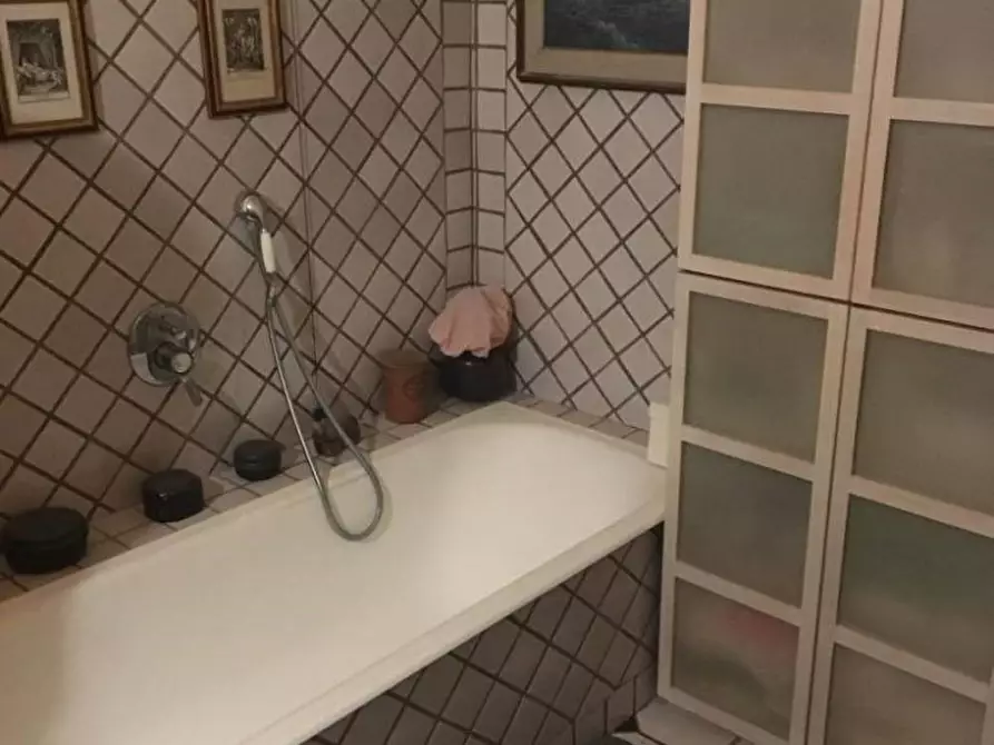 Immagine 17 di Villa in vendita  a Carrara