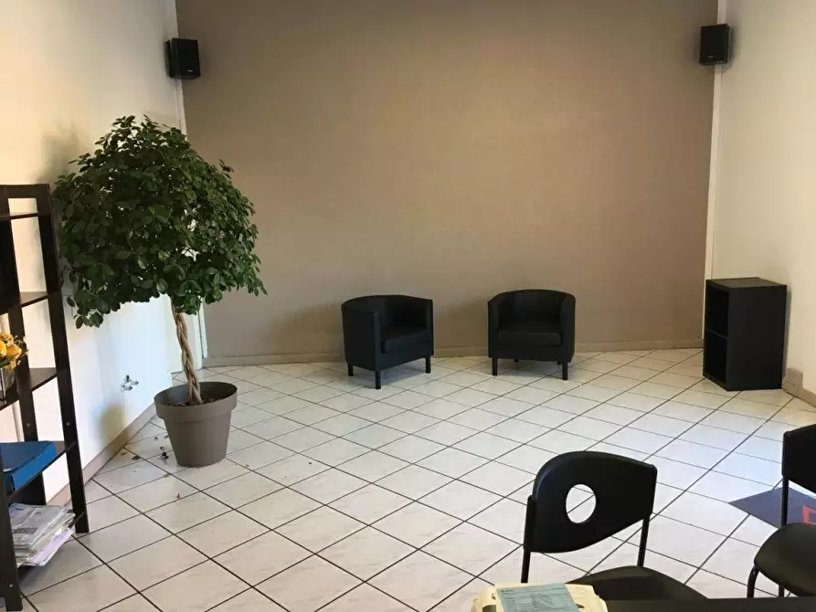 Immagine 2 di Negozio in affitto  a Massa