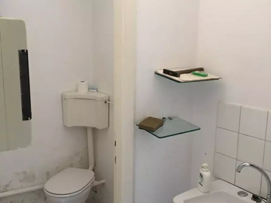 Immagine 3 di Negozio in affitto  a Massa