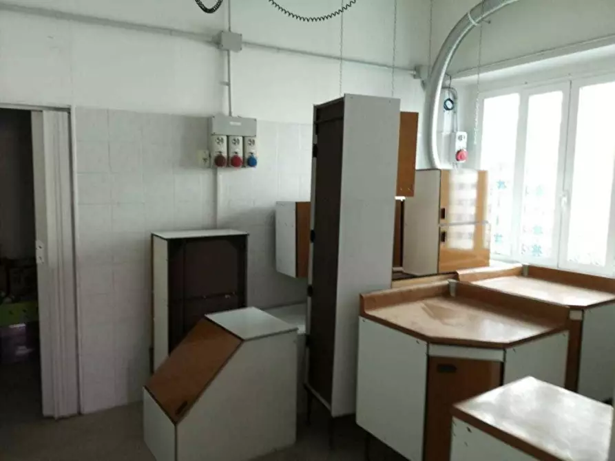 Immagine 7 di Negozio in affitto  a Seravezza