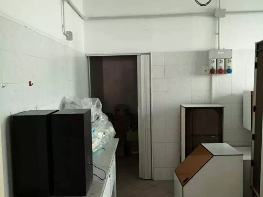 Immagine 8 di Negozio in affitto  a Seravezza