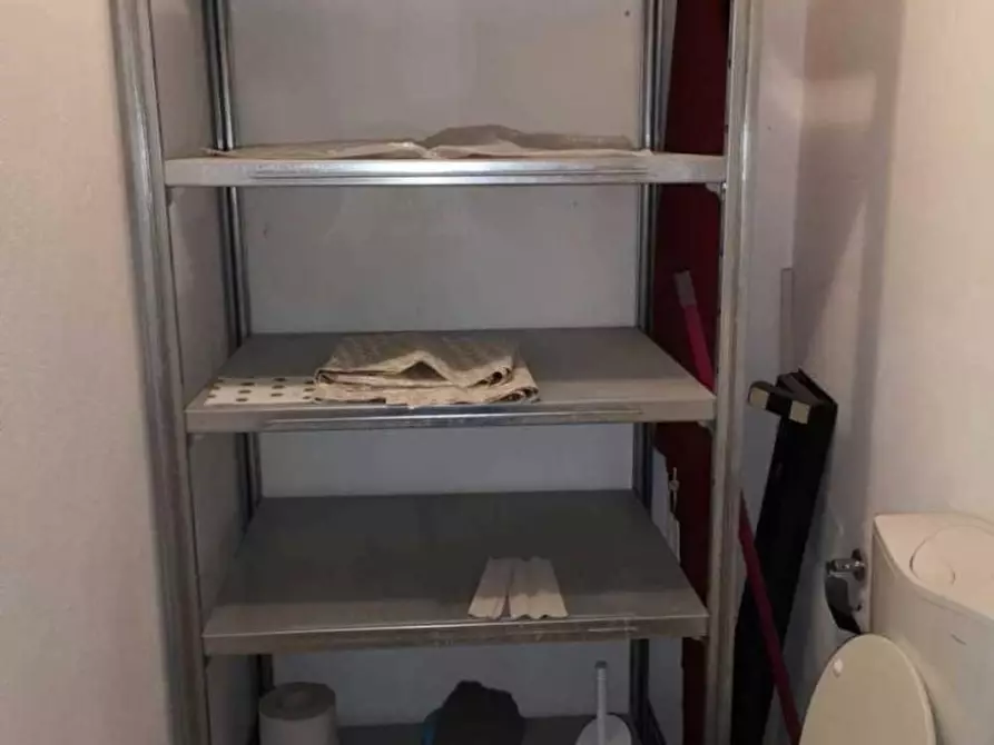 Immagine 8 di Negozio in vendita  a Pietrasanta