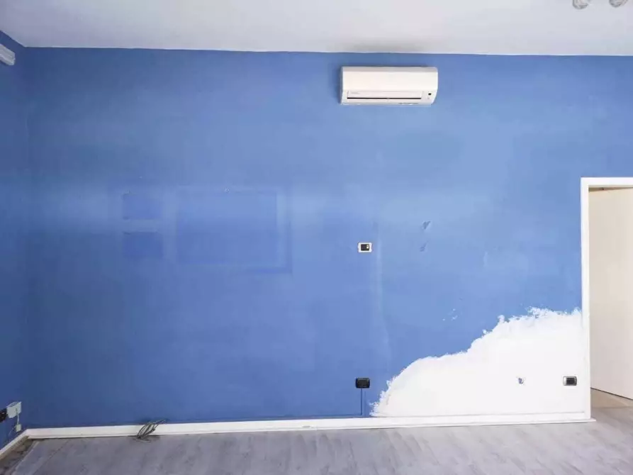 Immagine 4 di Negozio in vendita  a Pietrasanta