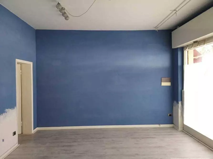 Immagine 2 di Negozio in vendita  a Pietrasanta