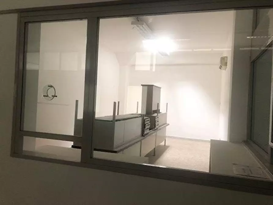 Immagine 9 di Ufficio in affitto  a Massa