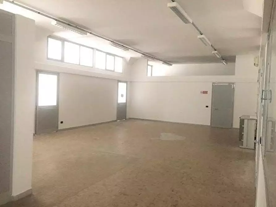 Immagine 10 di Ufficio in affitto  a Massa