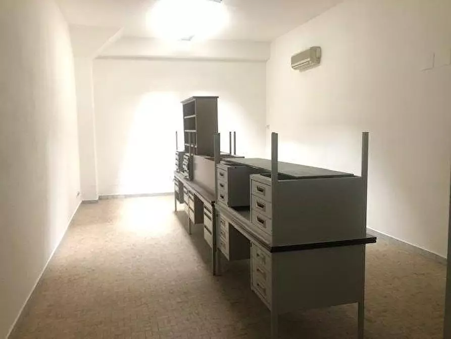 Immagine 16 di Ufficio in affitto  a Massa