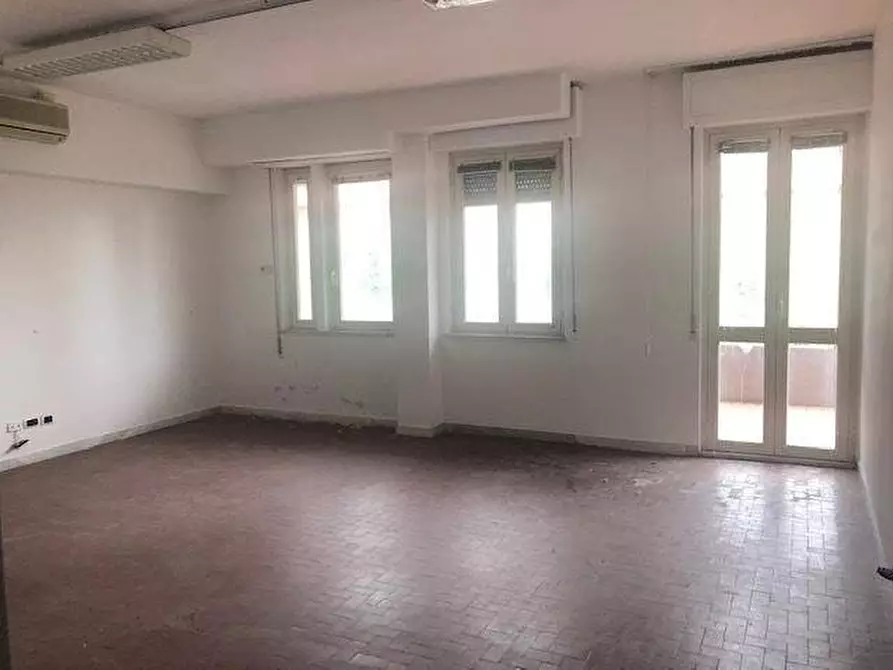 Immagine 10 di Ufficio in affitto  a Massa